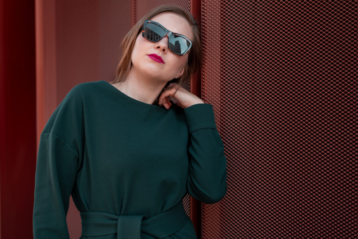 Prosta sukienka midi z paskiem Lena — Ciemnozielony, zdjęcie 2