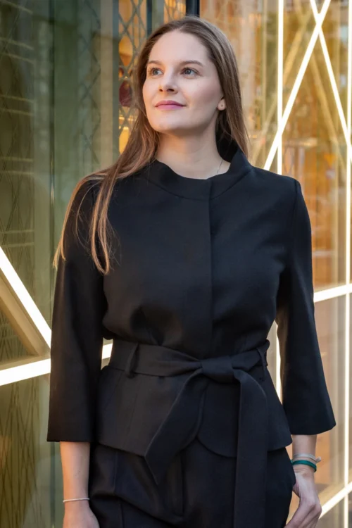 Krótki wełniany żakiet z paskiem - Lisa - czarny