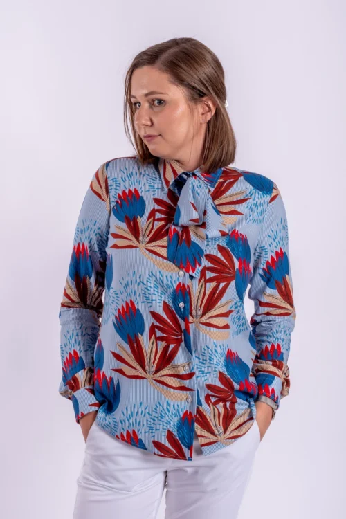 Wiskozowa koszula z kokardą Hanna - niebieska w kwiaty