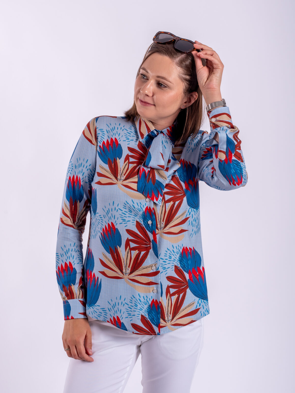Wiskozowa koszula z kokardą Hanna — Niebieska w kwiaty, zdjęcie 6