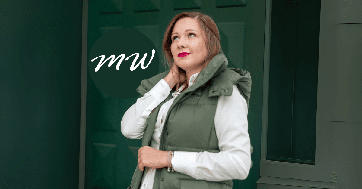 Kamizelka puchowa w kolorze khaki noszona na białej koszuli