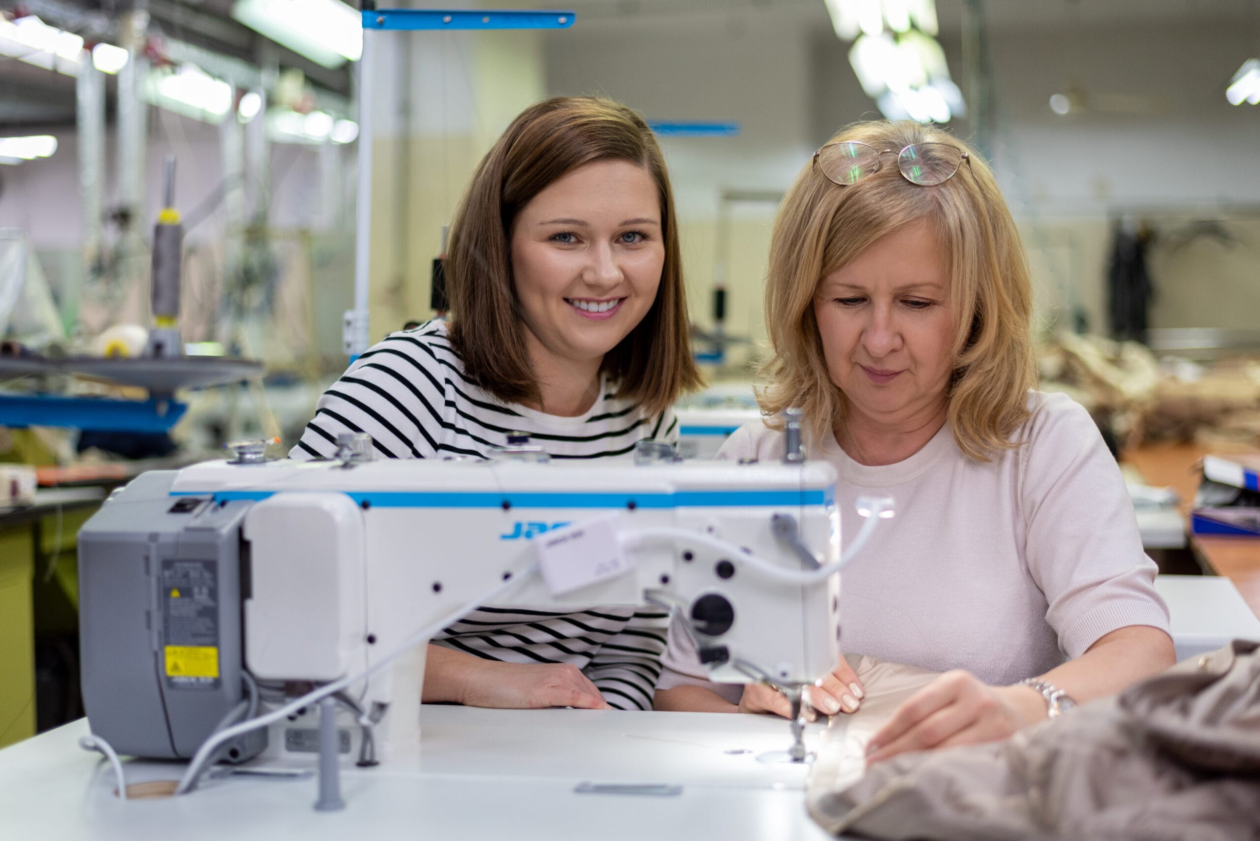 Polska projektantka mody Monia Włosek w manufakturze na Lubelszczyźnie