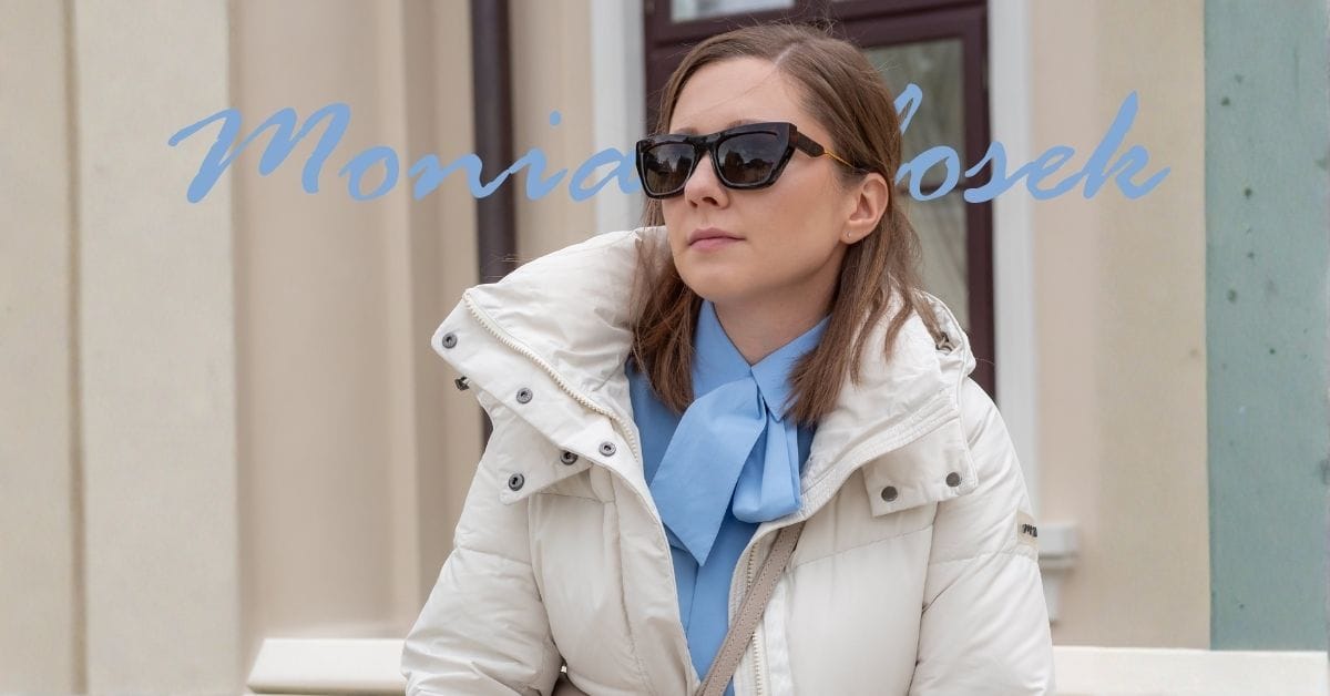 Kurtka puchowa polska marka – kobieta w kremowej kurtce z puchem gęsim i niebieską apaszką