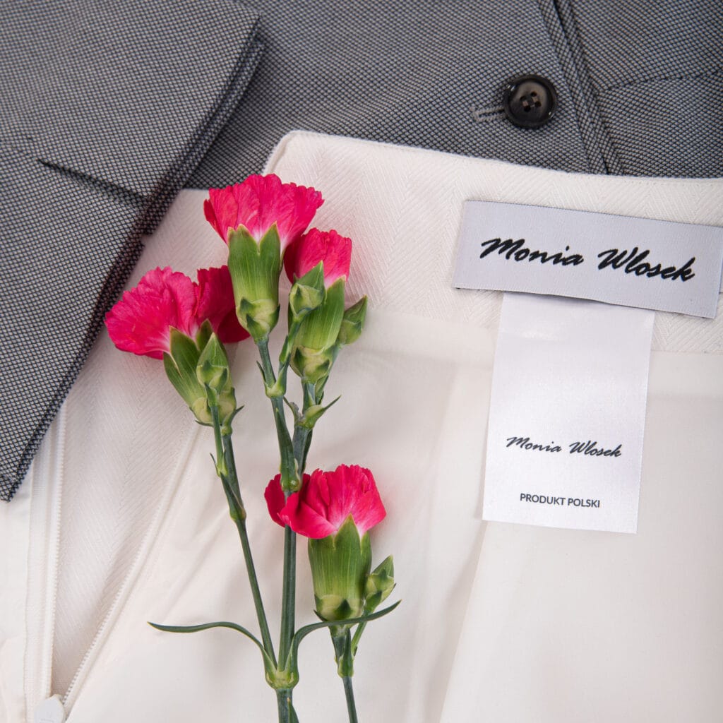 Slow fashion i polska produkcja – metka Monia Włosek z napisem Produkt Polski w żakiecie