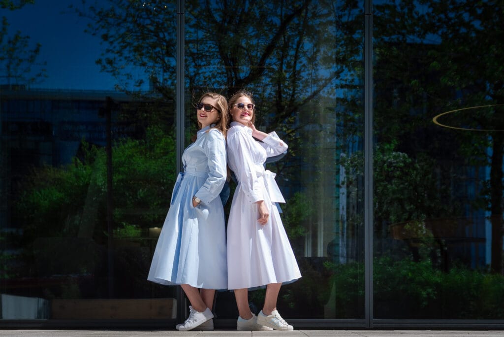 Slow fashion – dwie kobiety w eleganckich sukienkach koszulowych z naturalnej bawełny