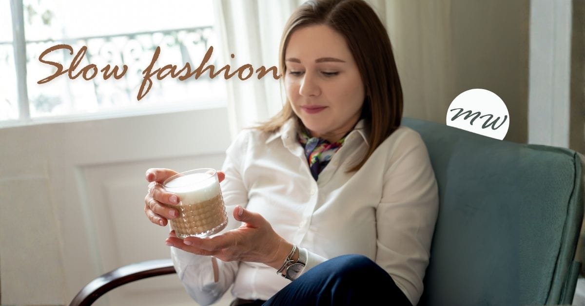 slow-fashion Slow fashion w praktyce – Karolina w białej koszuli relaksuje się z kawą.