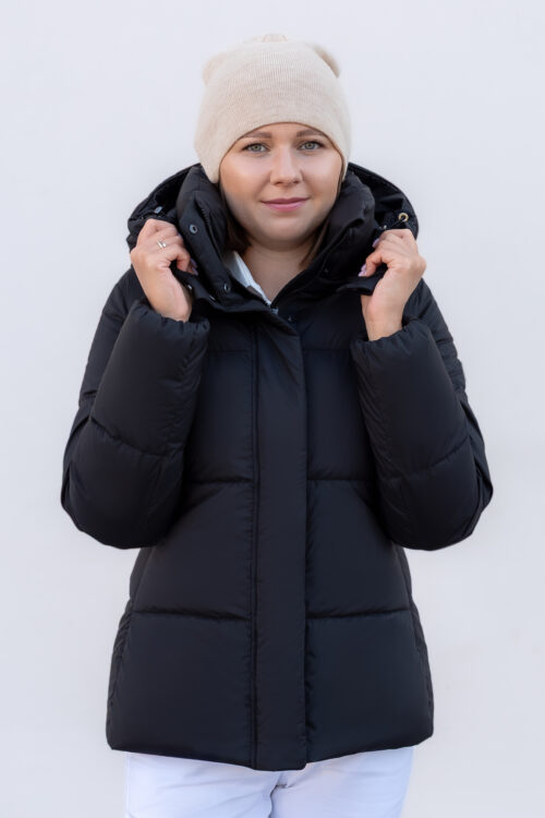 Krótka kurtka puchowa Ida 2026 z kapturem — Czarny